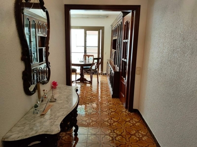 Piso céntrico de 88 m2, 3 hab, 1 baño, comedor, cocina, balcones, asc. en Vilanova i la Geltrú