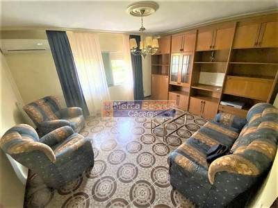 Alquiler de piso en Nuevo Cáceres de 3 habitaciones con muebles