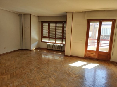 Venta de piso en Ezequiel González - Conde de Sepúlveda de 5 habitaciones con terraza y garaje