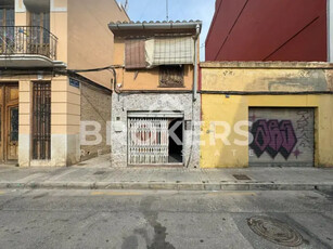 Casa adosada en venta en Calle de Tramoyeres en El Cabanyal-El Canyamelar por 120,000 €