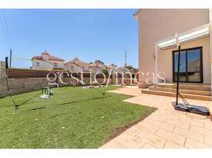 Casa Adosada Esquinera con Jardín en Miami Playa