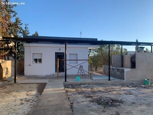 Casa en parcela de 1100 m2 con gran jardín y piscina