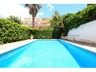 Casa pareada esquinera con piscina comunitaria en Urbanización Vallpineda de Sitges!!