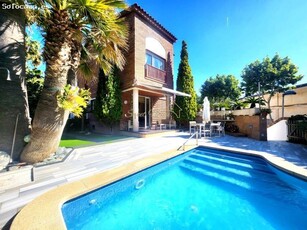 Estupenda casa/chalet con piscina en el centro de Masnou (oportunidad).