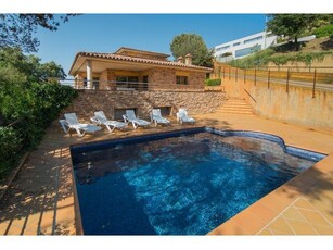 Gran chalet en Residencial Begur, con terrazas, piscina, amplios espacios, gran garaje y vistas