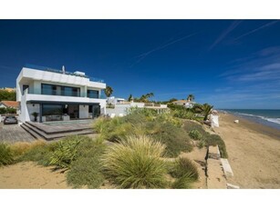 Increible villa en primera linea de la playa, CostaBella, Marbella