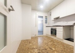 Casa adosada comoda y practica casa adosada de 5 dormitorios + patio de 60m2 + garaje, en castellar residencial en Castellar del Vallès