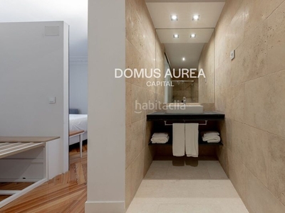 Alquiler ático en alquiler , con 110 m2, 2 habitaciones y 2 baños, ascensor, amueblado, aire acondicionado y calefacción central. en Madrid