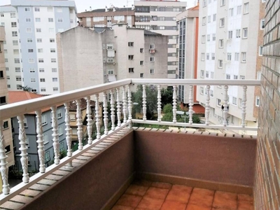 Alquiler Piso en Camino do Sobreiro 2. Vigo. Buen estado tercera planta plaza de aparcamiento con balcón calefacción individual