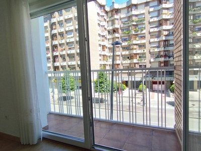Alquiler Piso Gijón. Piso de tres habitaciones en Castilla 9. Primera planta con terraza