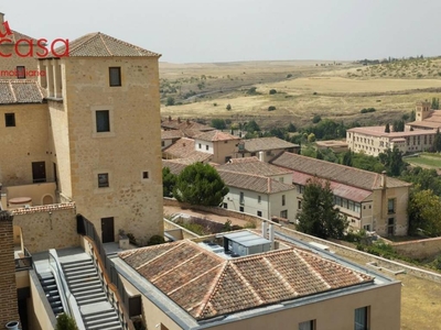 Alquiler Piso Segovia. Piso de tres habitaciones en corralillo de san nicolás 4. Segunda planta con terraza
