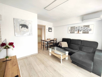 Alquiler Piso Torrevieja. Piso de tres habitaciones Muy buen estado quinta planta con balcón