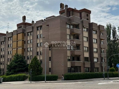 Alquiler Piso Valladolid. Piso de tres habitaciones Cuarta planta plaza de aparcamiento con terraza calefacción individual