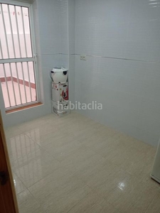 Piso en calle alonso de palencia piso con 2 habitaciones con ascensor y aire acondicionado en Málaga