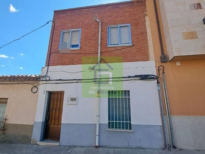 Venta Casa unifamiliar en Calle Sol Zamora. Buen estado plaza de aparcamiento con balcón calefacción individual 193 m²