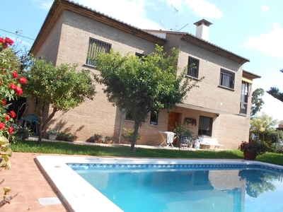 Venta de casa con piscina en Burriana