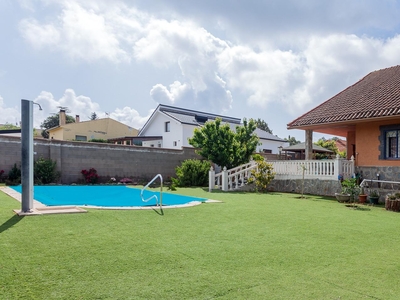 Venta de casa con piscina y terraza en Nuevo Baztán, Las villas