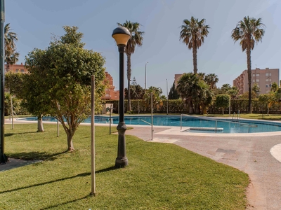Venta de piso con piscina y terraza en Salobreña