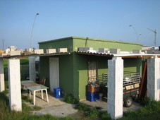 CASA CON TERRENO EN PLAYA DE PILES.