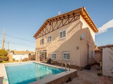 Chalet en venta de 180m? en Calle Pirineos 8, 46183 La Eliana ( Valencia )