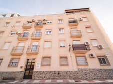 Piso de 3 dormitorios en calle Sol junto a Avda de Roquetas