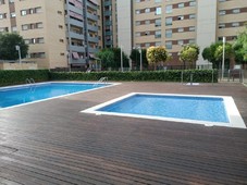 PISO SEMINUEVO CON JARDIN Y PISCINA COMUNITARIA.