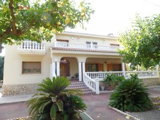 Se vende chalet de 485 m2 con amplios jardines en SAN VICENTE-NORTE.