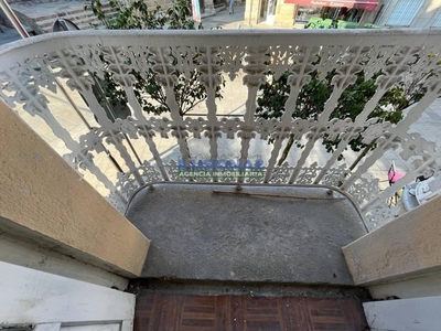 Venta Piso Marín. Piso de cuatro habitaciones en Calle Secundino Lorenzo (esquina Rúa do Sol). A reformar primera planta con terraza
