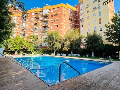 Piso de tres habitaciones 84 m², Parque Amate-Santa Aurelia, Sevilla
