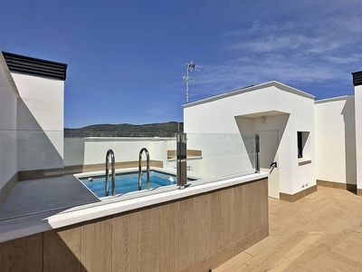 Alquiler de ático en Poniente-Norte - Miralbaida - Parque Azahara de 4 habitaciones con terraza y piscina