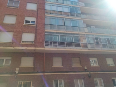 Alquiler Piso León. Piso de tres habitaciones en Calle Rosaleda 3. Buen estado segunda planta con terraza calefacción individual