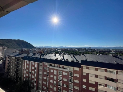 Alquiler Piso Ponferrada. Piso de cuatro habitaciones en general vives. Octava planta con terraza