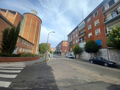 Alquiler Piso Valladolid. Piso de cuatro habitaciones Tercera planta con balcón