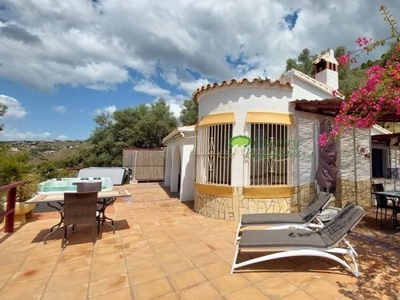 Casa con terreno en Cómpeta