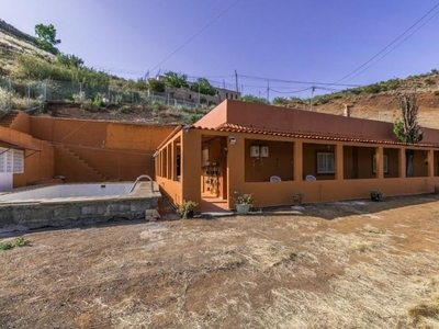 Casa con terreno en Vega de San Mateo