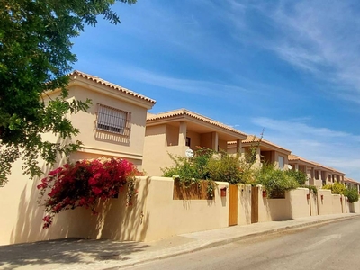 Venta Casa adosada Chiclana de la Frontera. Con terraza 120 m²