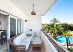 Apartamento nueva andalucía - amplio apartamento de 3 dormitorios y 2 baños a poca distancia de las playas y puerto banús en Marbella