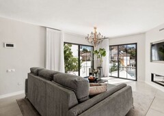 Casa con 5 habitaciones amueblada con piscina, aire acondicionado, jardín y vistas a la montaña en Marbella