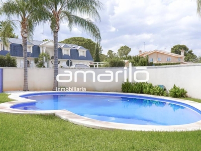 Alquiler Casa adosada en Calle Campoamor L'Eliana. Muy buen estado con terraza 978 m²