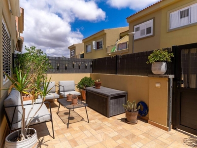 Alquiler Dúplex en Calle Mar de Escocia San Bartolomé de Tirajana. Con terraza 100 m²