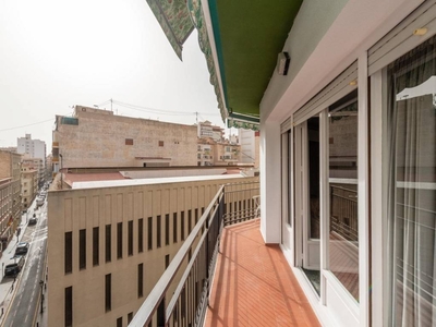 Alquiler Piso Alicante - Alacant. Piso de cuatro habitaciones Sexta planta con terraza