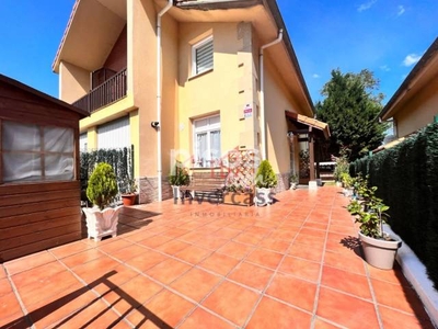 Casa adosada en venta en Barrio Otañes