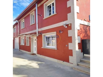 Casa unifamiliar con patio y garaje, en el entorno de Cabral