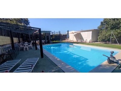 Chalet en parcela de 5000m2, piscina, casa prefabricada para invitados y a 2 minutos de Estepona.