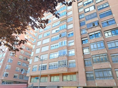 Venta Piso Burgos. Piso de cuatro habitaciones en Avenida La Paz. Buen estado segunda planta con terraza