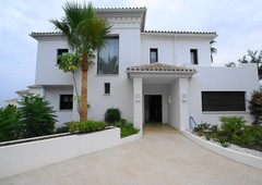 Alquiler Casa unifamiliar en Urbanización Lomas de Puente Romano Marbella. Buen estado plaza de aparcamiento con terraza 550 m²