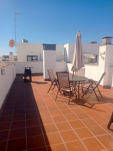 Alquiler de ático en calle Goles de 2 habitaciones con terraza y aire acondicionado