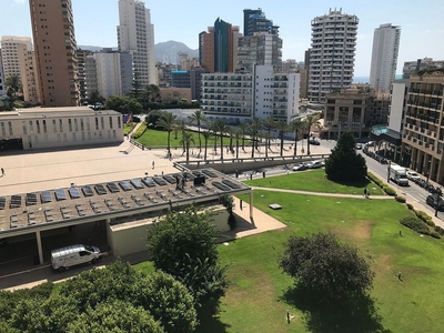 Alquiler de ático en plaza De Ss MM Los Reyes de España de 3 habitaciones con piscina y garaje