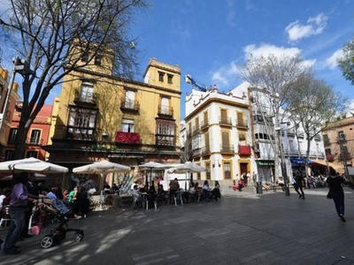 Alquiler de ático en Santa Cruz de 3 habitaciones con terraza y balcón