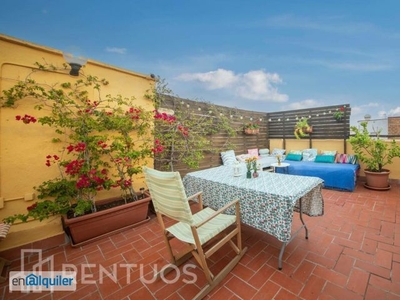 Ático con terraza amueblado en el corazón de Gràcia